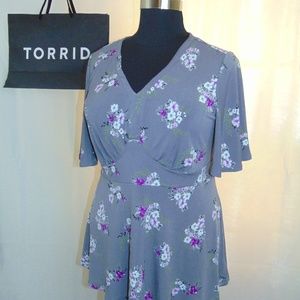 TORRID TOP GREY FLORAL STUDIO KNIT PEPLUM SZ 2 NWT